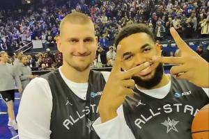 可爱捏！约基奇与唐斯在全明星现场合影 唐斯剪刀手&约老师姨母笑