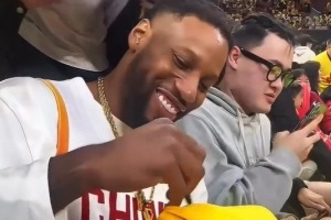 威姆斯身穿徐杰的国家队2号球衣现场观战：必须来支持我的兄弟们