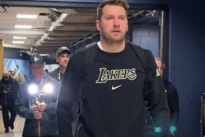 客战好友约基奇！东契奇背着书包入场 还甩出一个blink