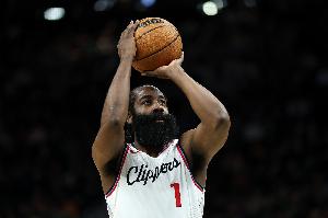 大失水准哈登半场5中1 仅得3分4助1帽且有5次失误 正负值-10