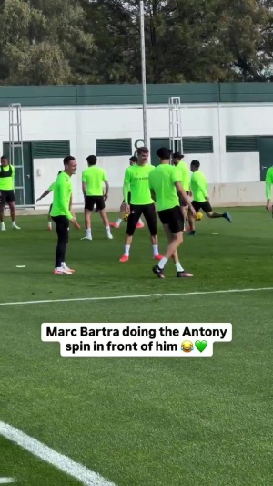 够标准吗？巴尔特拉在安东尼面前拉球转圈 后者大笑
