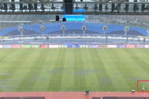 雨势太大！西海岸主场工作人员在场边刚画完线，线又被雨冲模糊了