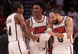 火箭VS国王首发：杰伦-格林&申京&阿门出战 小萨&拉文来犯