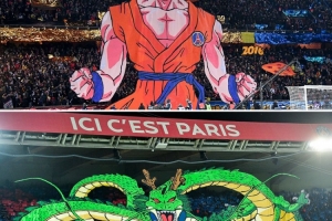 逝世一周年，法甲官推晒昔日巴黎主场龙珠TIFO：鸟山明经典永存