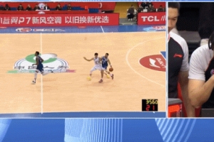 林俊涛贴防韦瑟斯庞被吹阻挡犯规 经回放后改判韦瑟斯庞违体犯规