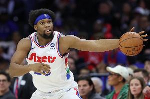 队记：亚布塞莱因右膝酸痛也无法出战 76人有11人缺战火箭