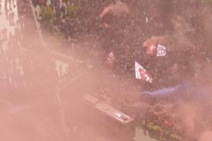 太损了！埃弗顿球迷买1万枚蓝色烟火换红色包装，骗了利物浦球迷