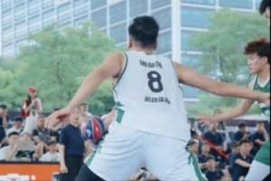 不是哥们，隔这么远随手一抛也能进啊