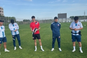 梅开二度！延边龙鼎前锋黄振飞领取中甲第10轮最佳球员奖杯