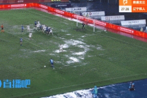 太搞笑了禁区内水花四溅，南通乱战破门，铁人0-2落后！