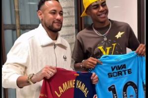 英雄惜英雄！巴萨官方晒亚马尔内马尔交换球衣合影