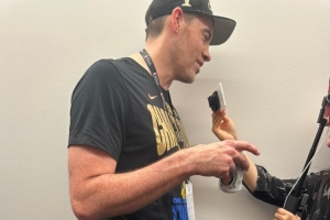 还记得他不！老队长尼克-科里森现身 雷霆队史首位球衣退役者