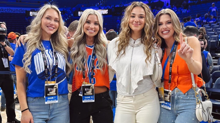 你最爱谁？雷霆太太团夺冠后大合影