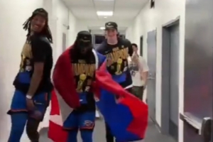 庆祝起来多特身披加拿大+海地国旗 满脸笑容走在球员通道