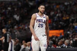 9年前的今天：76人用状元签选中本-西蒙斯