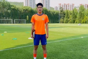 彭啸领取中乙第13轮最佳球员奖杯：希望用这个奖作为前进动力！