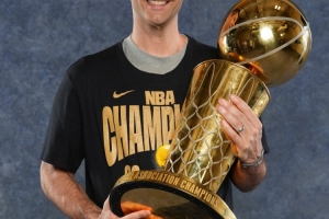 一个不落！雷霆官推晒出从主帅到球员每个人的夺冠定妆照