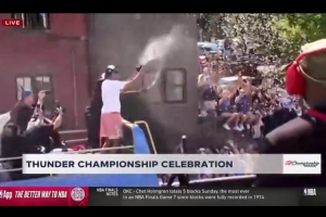 多特在冠军游行车上开喷香槟 2025年雷霆总冠军游行拉开帷幕