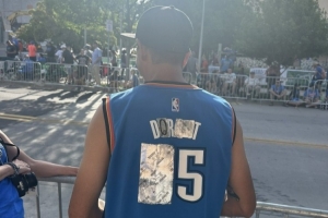 杜兰特点踩雷霆球迷身穿“多特”爆改球衣 参加夺冠游行