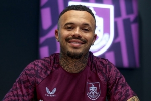 官方：伯恩利签下23岁左后卫哈特曼 签四年&据悉转会费1200万欧