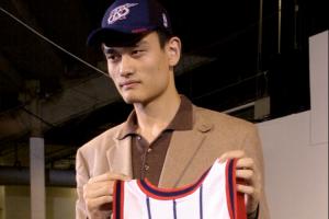 历史的开始！2002年的今天：火箭用状元签选择了中国中锋姚明