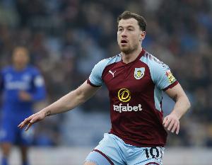 官方：伯恩利与35岁球队功勋阿什利-巴恩斯续约一年