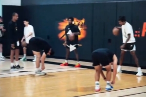 林葳与杰伦-格林&青岛队鲍威尔一起训练 杰伦扎了哪吒头