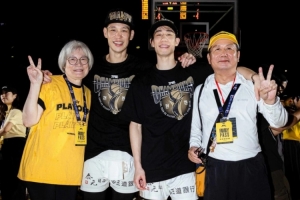 书豪夺冠致谢父母！你们牺牲自己的梦想 让我可以追自己的梦