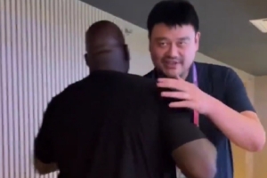 活宝！奥胖晒视频：我身高不是2米16？为啥在他身边还小鸟依人？