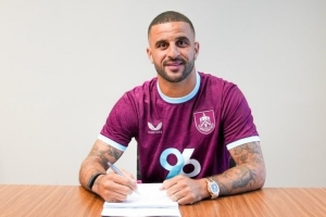 球迷不解沃克去伯恩利：不至于坠落这么大吧！他是英超史一右