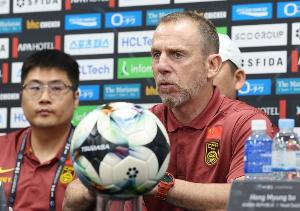 记者谈国足vs韩国：龙仁可比大连热，今晚可是一场消耗战