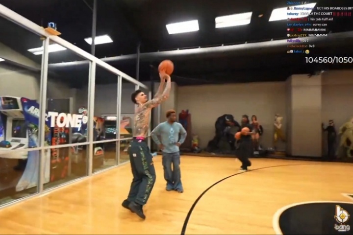 随随便便三分10中9！三球在网红主播Kai的球馆内大秀准度