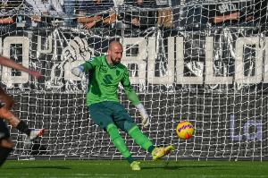 意媒：那不勒斯再次追求都灵28岁门将瓦尼亚，曼联&利兹联也有意