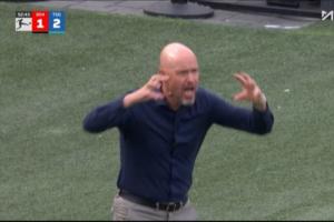 非常生气！勒沃库森连丢两球被反超，滕哈赫场边做手势表达不满