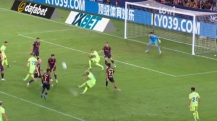 踢水球亚马尔禁区撞墙后射门踢呲直奔边线，脚下溅起一滩水花