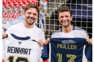 足球冰球！穆勒与加拿大冰球运动员莱因哈特互换球衣