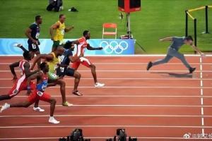 徐静雨遭郭艾伦帽翻&跨栏+被断+被穿裆 去年被晃出百米冲线名场面