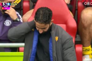 坐立难安！曼联补时再被进球，阿莫林场边踱步无奈挠头