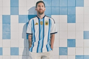 致敬世界杯三冠！阿根廷26年世界杯主场球衣谍照曝光：传统白蓝色