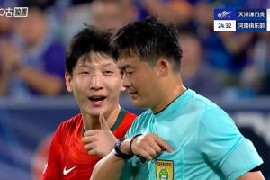 复刻“世林点赞”！河南两人抗议染黄，卢永涛朝主裁判竖大拇指