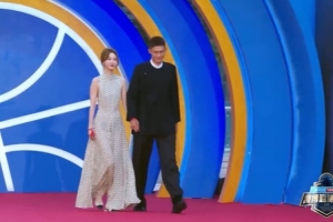 前男篮队长！周鹏携妻子亮相微博篮球之夜 这是什么神仙颜值啊