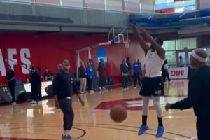 恢复相当好！欧文在球队训练中练习后撤步投篮 动作相当丝滑