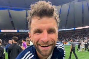 穆勒达成职业生涯300球里程碑，赛后获赠纪念蛋糕