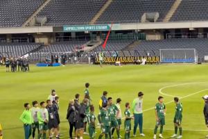 这是为何？国安球迷赛后集体骂“XX杨立瑜”，球员疑似竖中指回应