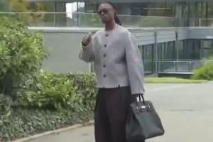 这是什么造型卡马文加到法国队报到：马褂+阔腿裤+手提皮包