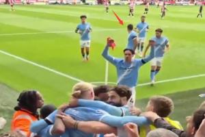 细！罗德里庆祝时招呼两名队友留在对方半场，防止对手开球