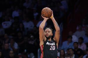 打打辅助！李凯尔16分钟送出6次助攻 3中1拿到2分&另有2板2帽