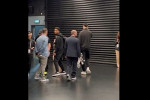 媒体人：曾凡博打电话离场上大巴了 也许只有他知道内部沟通情况