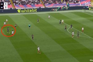 中锋阿劳霍！比赛最后10分钟，阿劳霍客串中锋顶在锋线位置