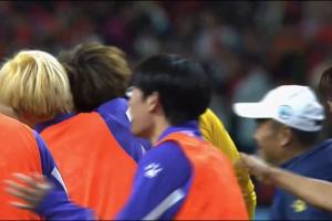 南通取胜最大功臣替补门将蔡天龙连扑两点，队友“拍头”庆祝